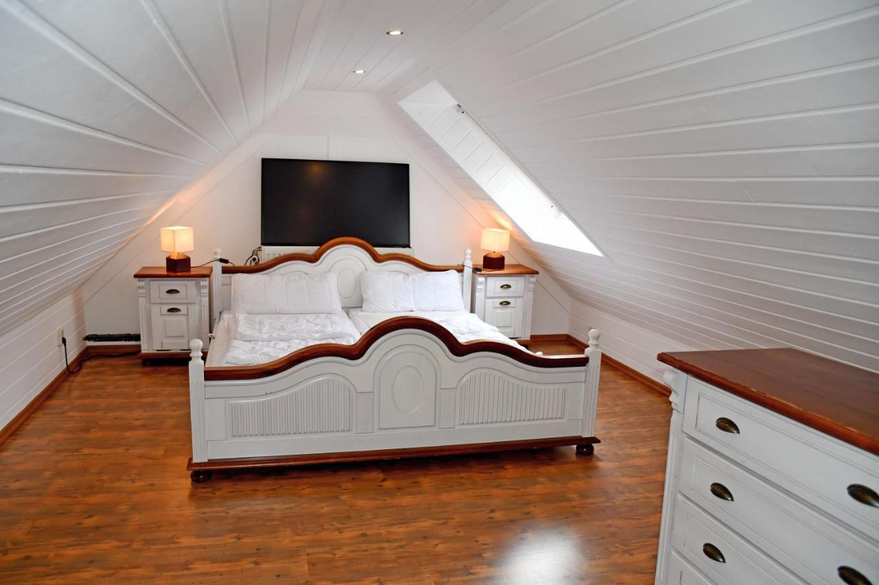 Reetdachfachwerkvilla Am Wiesengrund Bergen Auf Rugen Bagian luar foto