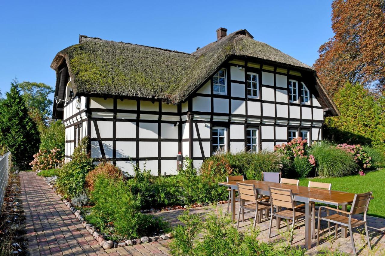 Reetdachfachwerkvilla Am Wiesengrund Bergen Auf Rugen Bagian luar foto